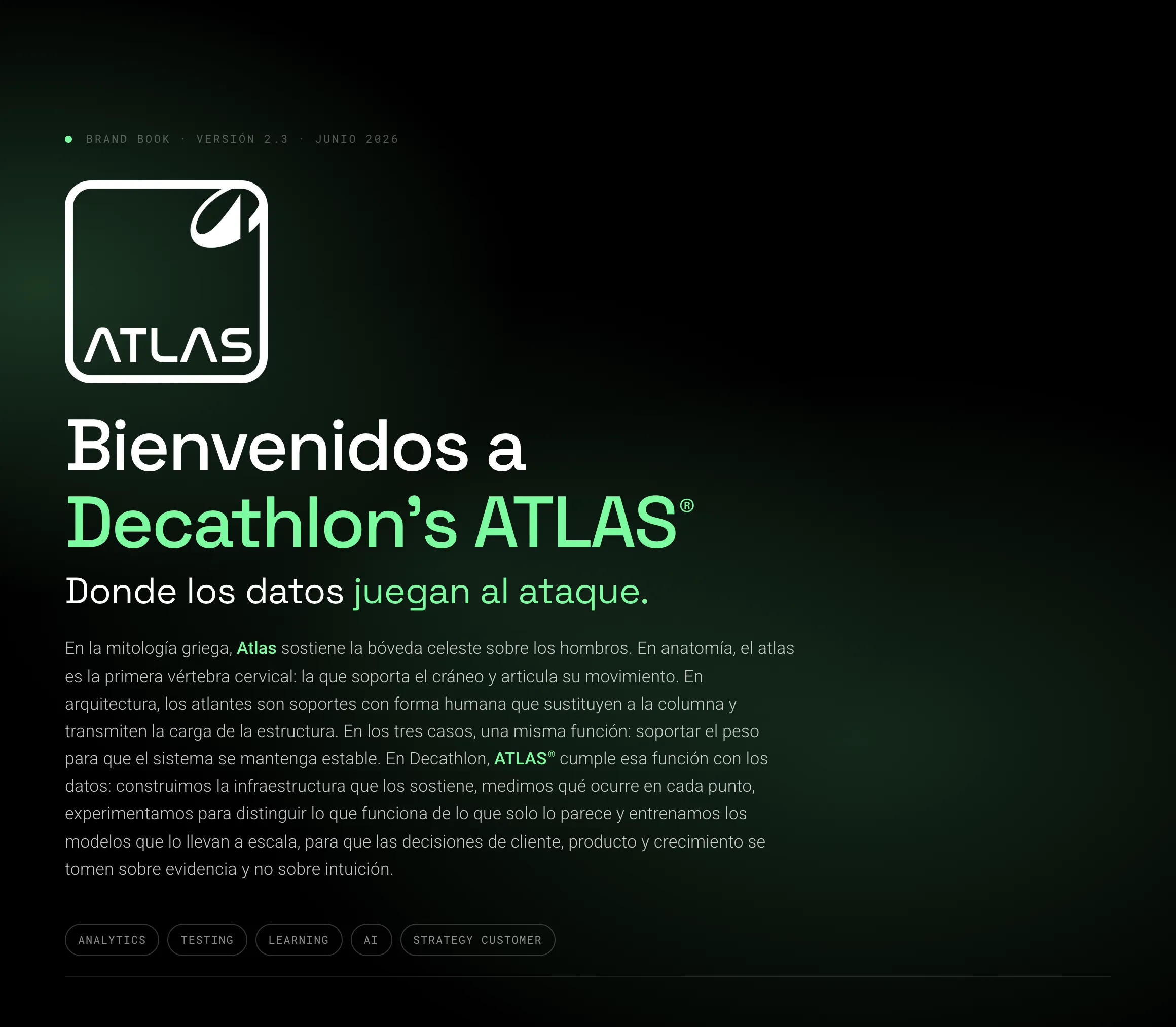 Cabecera del brand book: el logotipo de ATLAS, el titular «Bienvenidos a Decathlon's ATLAS®», el lema «Donde los datos juegan al ataque», un párrafo que explica el nombre desde la mitología, la anatomía y la arquitectura, y 5 etiquetas con los pilares del equipo.
