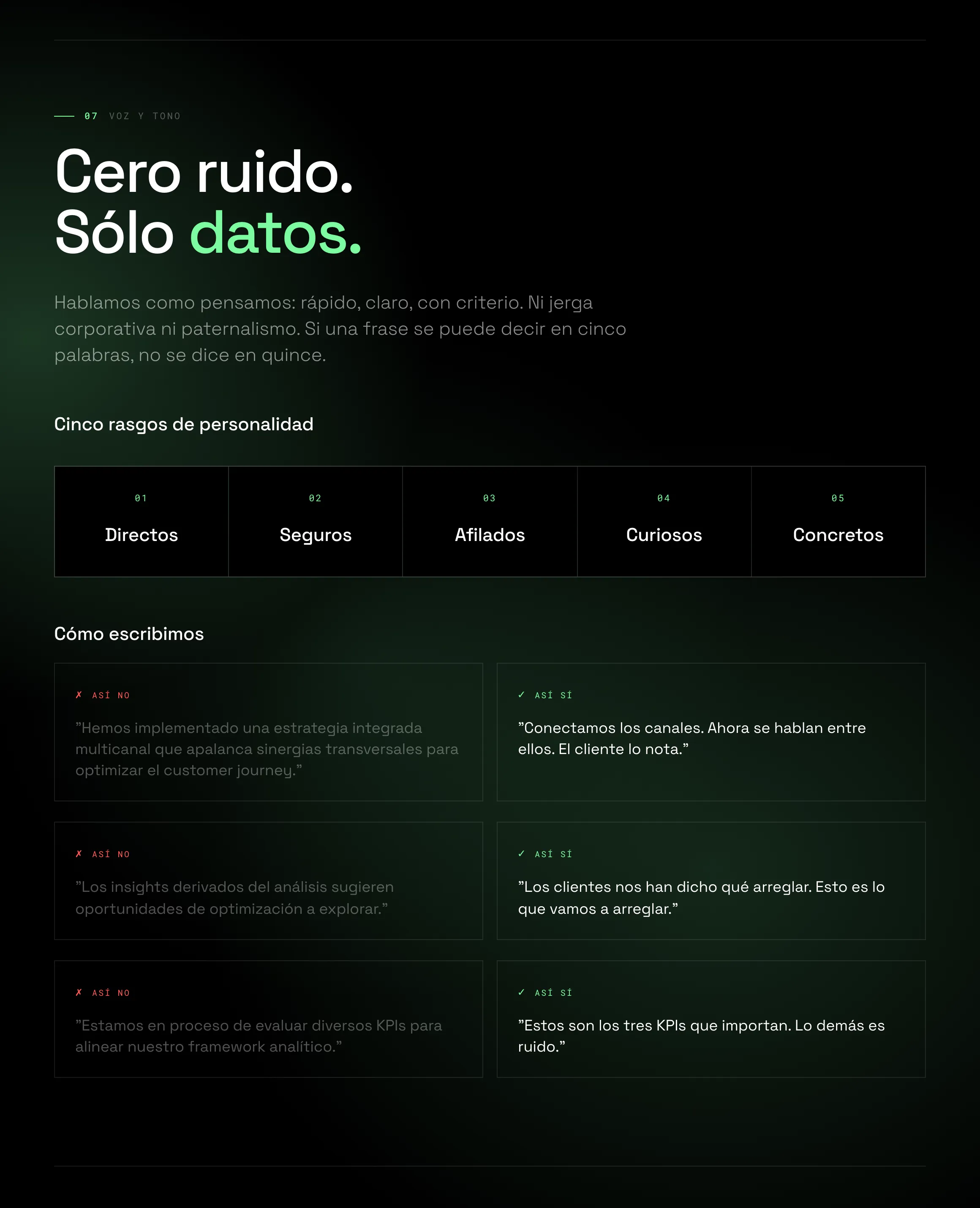 Sección de voz con el titular «Cero ruido. Sólo datos.»: 5 rasgos de personalidad y 3 pares de frases, a la izquierda cómo no escribir y a la derecha cómo sí.