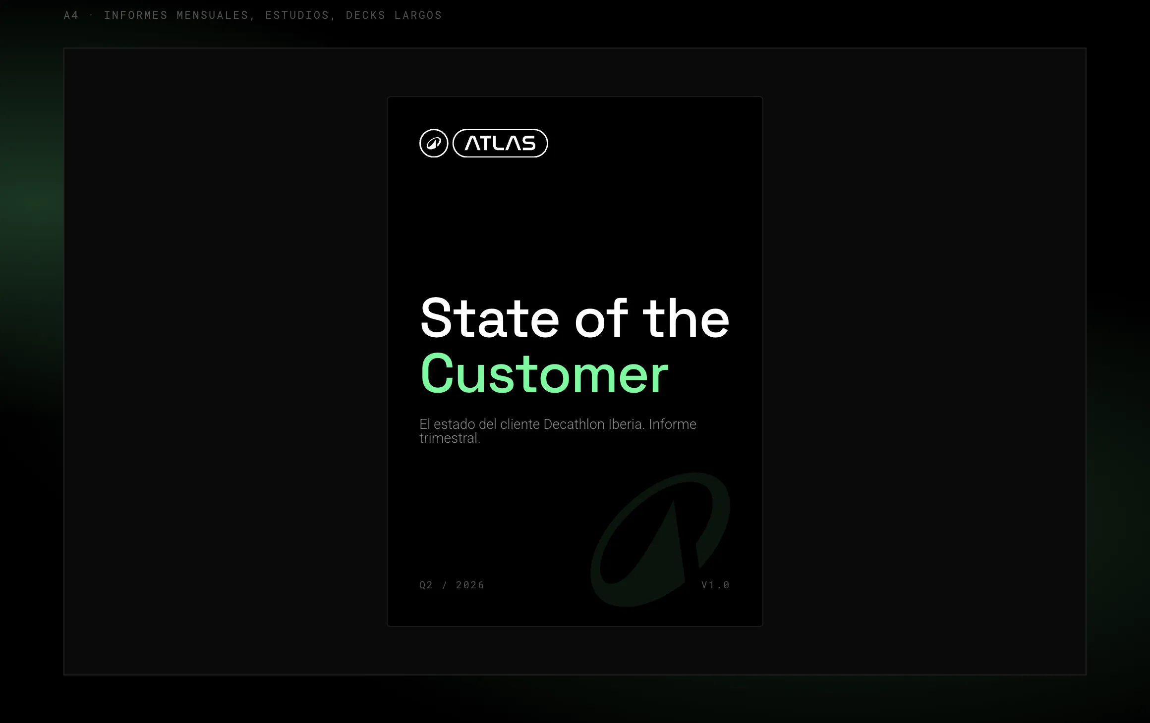 Portada de informe en A4 sobre negro: el logotipo secundario arriba, el titular «State of the Customer» con Customer en verde y el símbolo de Decathlon muy tenue en la esquina inferior.